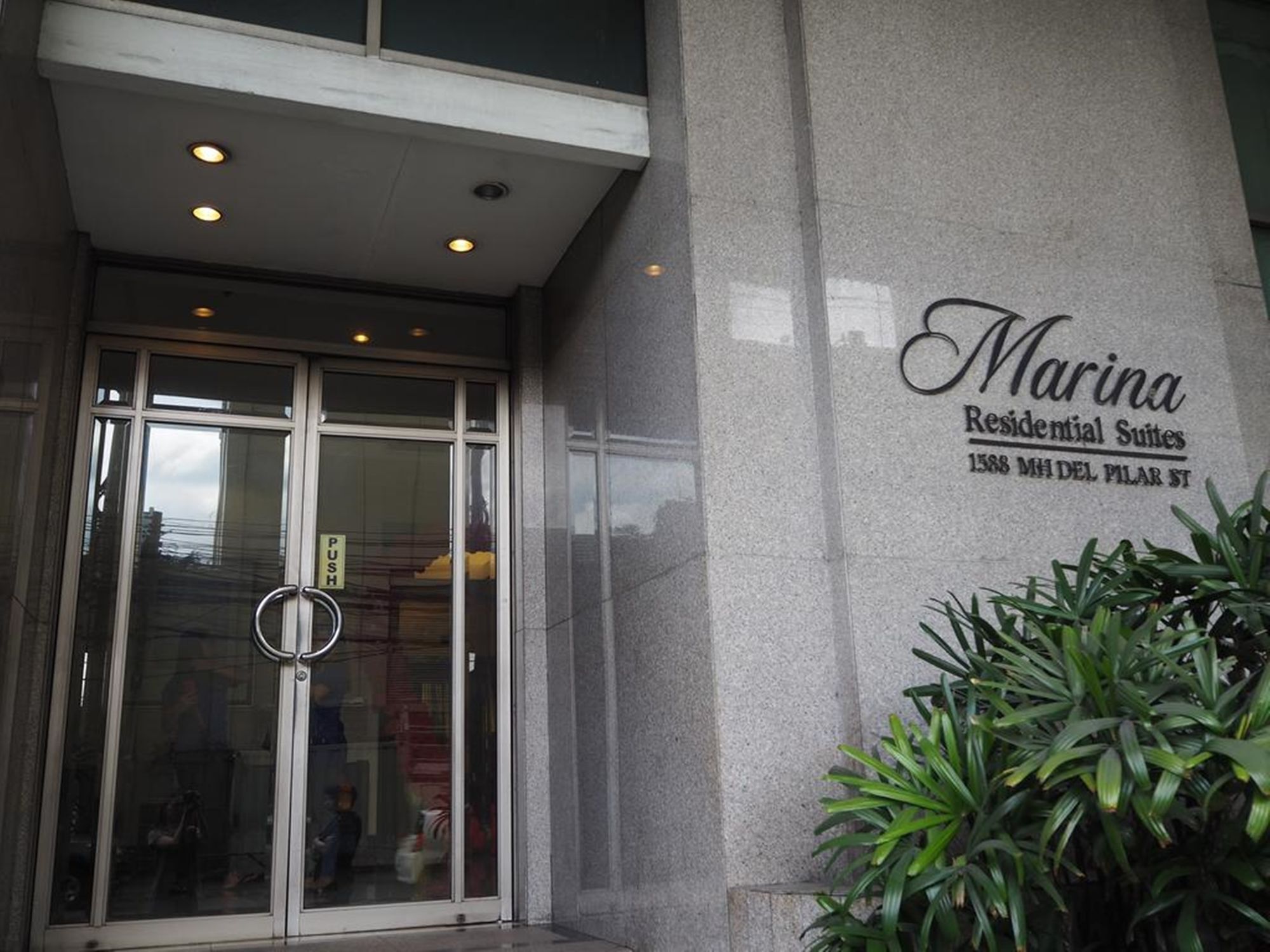 Suites De Marina Manila With Netflix Luaran gambar
